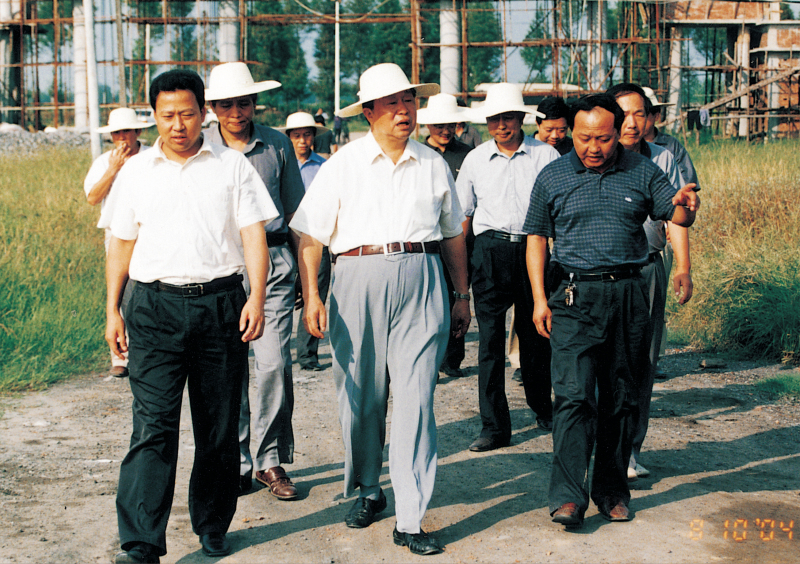 2004年8月10日，省政協(xié)主席王生鐵在市委書(shū)記劉雪榮的陪同下視察聚丙烯工程建設(shè)