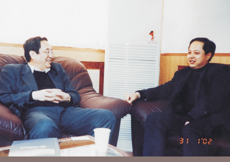 2002年1月31日，中央政治局委員、湖北省委書(shū)記俞正聲在省委辦公室親切接見(jiàn)舒心先生 