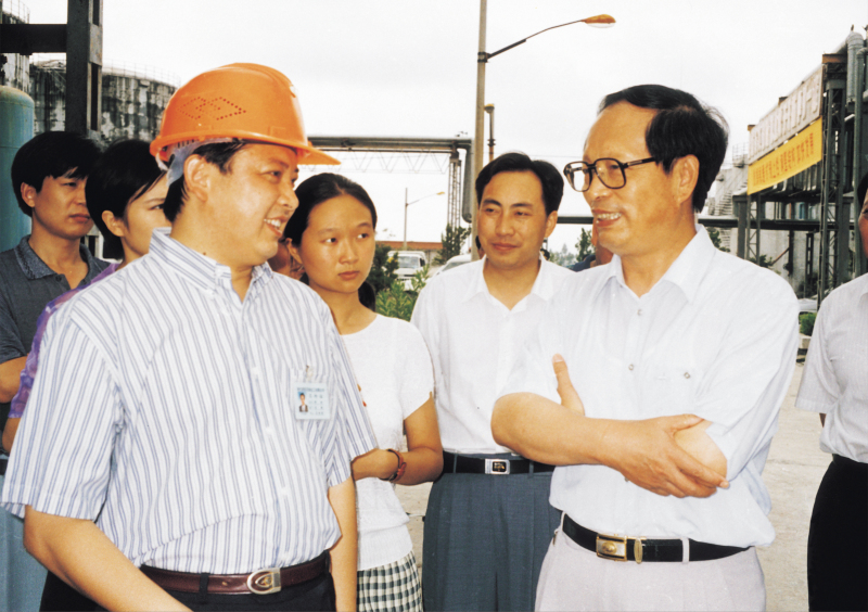 1998年8月1日，湖北省委書(shū)記賈志杰在舒心先生的陪同下，對(duì)我公司進(jìn)行了視察